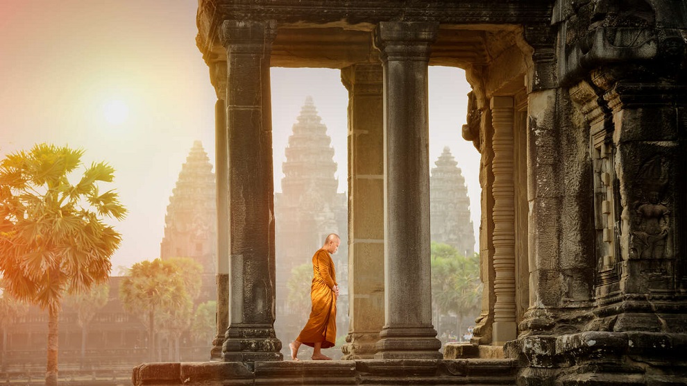 AdobeStock_394900831-Cambodge-Monks-meditation-walk-in-Angkor-Wat