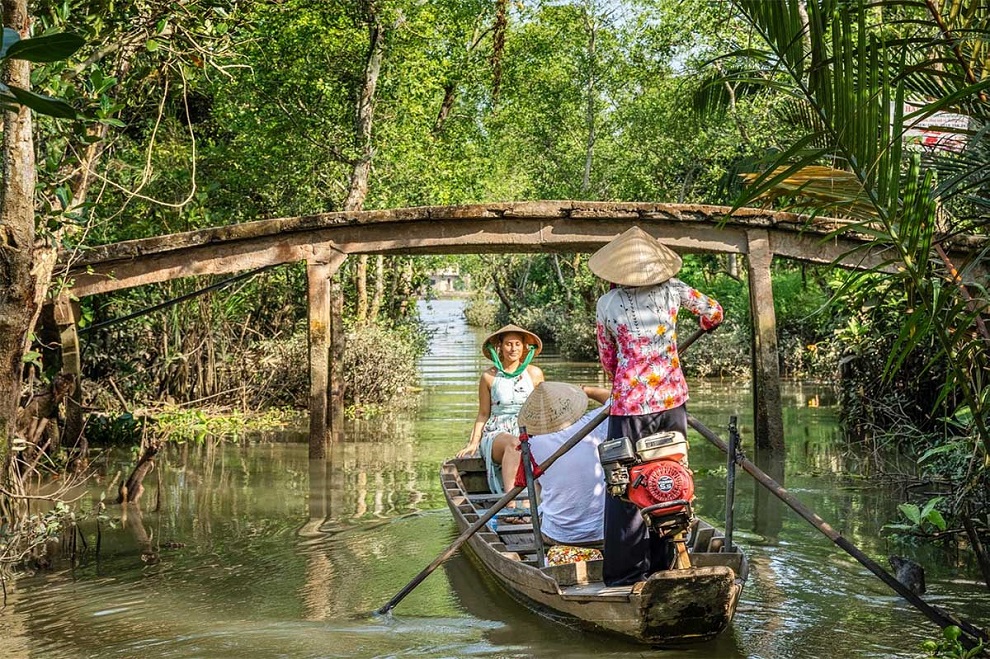 sampan-boat-trip-mekong-delta-cai-be